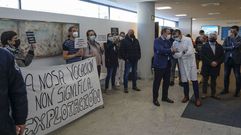 Protesta de los trabajadores. Los trabajadores del CHUO aprovecharon el acto para protestar contra los recortes de personal y contra la decisi�n de la gerencia de ampliar a junio los meses de vacaciones.