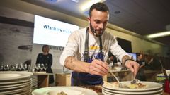 Ivn Domnguez durante una demostracin culinaria en la bodega Martn Cdax, en Vilagarca