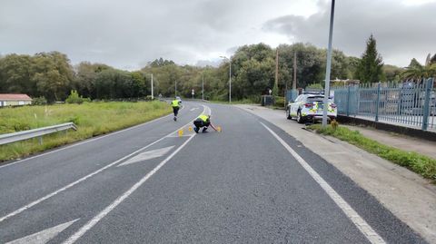 Agentes de los equipos perifricos de reconocimiento de accidentes de la Guardia Civil de Trfico tomando muestras en el lugar del accidente.