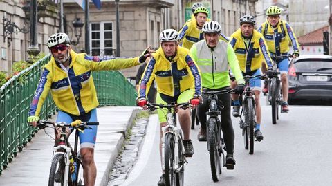 Alfonso Rueda, a su paso por Caldas, en su peregrinacin a Santiago en bicicleta