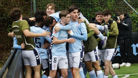 Los jugadores del Celta Juvenil A, celebrando un gol en A Madroa.