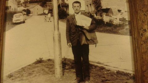 DE LA MANO. El padre de Pablo repart�a el correo llevando a su hijo de la mano.