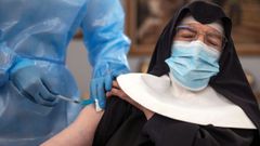 Una sanitaria vacuna contra el coronavirus a una monja en el interior de la Residencia San Jos� de Ourense, gestionada por las Hermanitas de los Ancianos Desamparados
