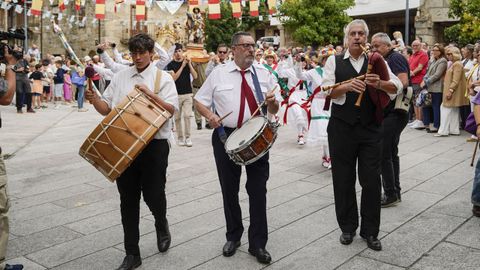 Msicos que acompaan la danza de Vilanova dos Infantes.