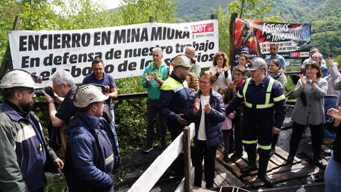 Mineros y activistas participan en una concentraci�n de SOMA-FITAG-UGT a las puertas de la bocamina de Mina Miura, en Tormaleo (Ibias), donde cuatro trabajadores llevan encerrados a 300 metros de profundidad desde hace m�s de una semana en protesta por el impago de sus n�minas desde hace un a�o y para exigir el mantenimiento de la actividad, en el marco de los actos convocados con motivo de la celebraci�n del Primero de Mayo