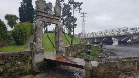 Acceso a la isla de Medal, en Ponte Sampaio