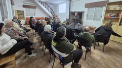 El alcalde de Boqueix�n, Ovidio Rodeiro, durante su reuni�n con vecinos de A Granxa