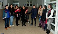 Grupo de madres que ayer acudieron al centro de salud y al Concello para entregar las firmas.