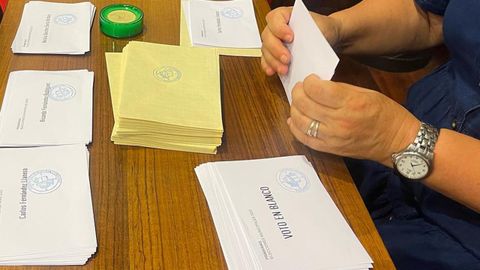 Papeletas de la primera vuelta de las primarias en Oviedo