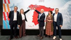 Jos� Tom� y Pilar Garc�a Porto se�alan en el mapa la etapa que empieza en Monforte y termina en Antas