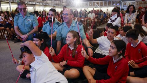 n grupo de estudantes do colexio Divino Salvador de Vigo xogan coas vari�as m�xicas que se lles repartiron aos presentes e cos representantes da Garda Civil que acudiron � festa dos premiados