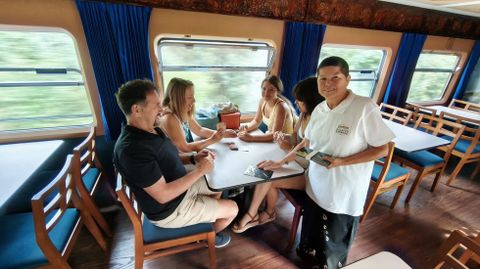 Juan Jos� Rodriguez,  Sonia Antelo y su familia durante el viaje inaugural en el vag�n cafeter�a, con una de las trabajadoras del tren