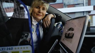 La taxista rumana, Any Voinea muestra du Tesla nuevo