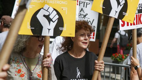 La actriz Susan Sarandon, en uno de los piquetes frente a los estudios Warner Bros.