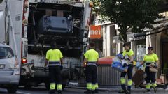 Valoriza (en la foto, un grupo de trabajadores en la avenida de Oza) empez� ayer a recoger tambi�n en horario de tarde