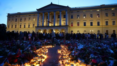 Decenas de personas, congregadas ante el palacio real en Oslo