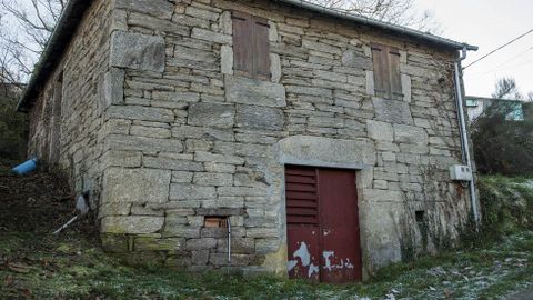 Antiguas bodegas en la aldea de A Cruz