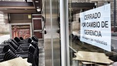 Un cartel anuncia una nueva gerencia en esta instalaci�n municipal