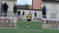 Eduardo, el futbolista del Incio agredido, en un partido de liga