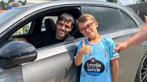 Ian Marquina, con Miguel Rom�n, a la salida de la Cidade Deportiva Afouteza.