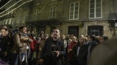 El gu�a Javier Raposo cuenta la historia del Colexio dos Irlandeses ante su fachada.