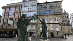 Este edificio de la Praza Maior de Lugo (derecha, con el piso superior con cristaler�a oscura), tiene cinco pisos tur�sticos en alquiler.