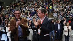 Pedro Snchez y Jos Ramn Gmez Besteiro, este medioda en la clausura de la convencin socialista.