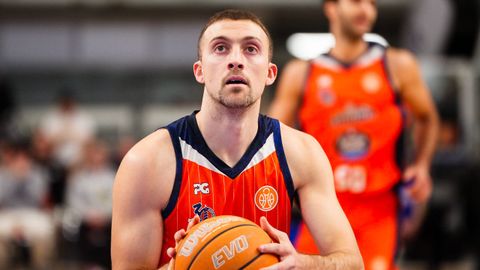 Joe Cremo, durante uno de los once tiros libres que anot&oacute;.