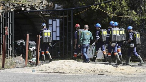  Investigadores y miembros de la brigada de salvamento minero este martes en el exterior de la mina de Cerredo