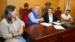 Firma de un convenio entre el club Tenis de Mesa Cambados y la ONG Rescate Internacional