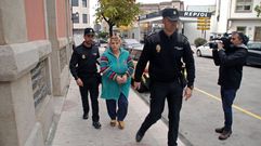 La sospechosa, cuando entraba en el juzgado de Monforte el 20 de noviembre del 2018, custodiada por la polic�a 