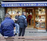 Los cacos actuaron el jueves y se llevaron unas 80 pulseras . 