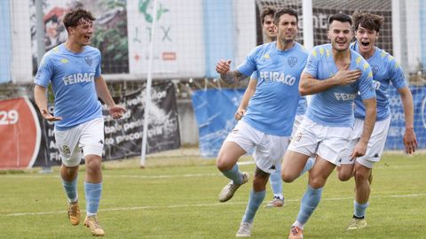 Los futbolistas del Ribadeo FC festejan el gol de Pablo Castr�n.