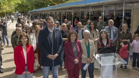 El conselleiro de Cultura y la alcaldesa acompañaron a la librera Lola Puerta (a la derecha de Goretti Sanmartín), quien pregonó la feria este año