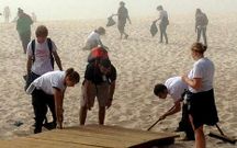 Un grupo de j�venes limpia la playa de Rodas.