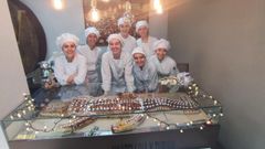 Alumnos de varios ciclos del Centro Integrado de Formaci�n Profesional de Hosteler�a y Turismo de Asturias han elaborado,para las fiestas,un mazap�n de 33 kilos de peso con forma de cocodrilo