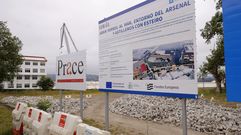 Cartel de obra de la fase de Abrir Ferrol al mar que discurre por Esteiro, situado frente a la parcela de 1008, en Batallones.
