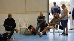 Varias personas que han sido desalojadas de sus casas por las fuertes lluvias se instalan en el pabelln deportivo del polgono Cabezo Beaza.