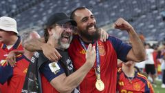 Borja Iglesias, celebrando el triunfo de la selecci�n espa�ola en el Mundial junto a Javier Bardem.