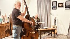 Barrett Martin y Peter Buck, dos de los integrantes de Drink The Sea. 