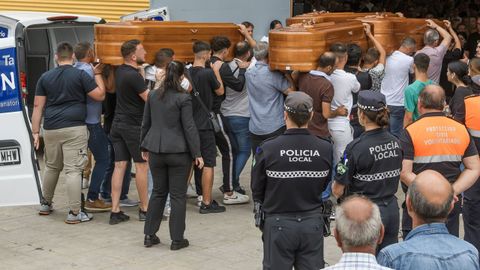 Entierro del matrimonio y sus dos hijos, de 16 y 20 a�os, que fallecieron en el incendio de Guillena