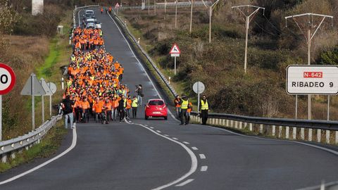 Trabajadores de Alcoa, durante la marcha que ha partido de Ribadeo (Lugo) y discurre por la carretera LU-642 para confluir en Vegadeo con los trabajadores que salen de Castropol (Asturias) en una nueva acci�n com�n como medida de protesta tras los anunciados cierres de las plantas de la multinacional del aluminio situadas en Avil�s y en A Coru�a.
