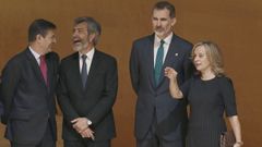 El rey Felipe junto al presidente del CGPJ y del Tribunal Supremo, Carlos Lesmes, el ministro de Justicia Rafael Catal�,y la directora de la Escuela Judicial, Gema Espinosa, esposa del juez del Supremo, Pablo Llarena