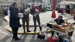 Vega y Balseiro, a la izquierda de la imagen, repartieron este sbado en el mercado de O Valadouro la publicacin del PPdeG sobre Alberto Nez Feijoo