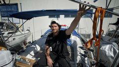Benjamin Hollard estar� un par de semanas en Sada mientras reparan su barco en el muelle.