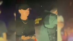 Captura del vdeo publicado en YouTube donde se lo ve a Leonardo Di Caprio con la Guardia Civil