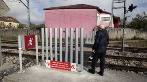 Barreras y se�ales advierten de que ya no se puede cruzar las v�as por el lugar habilitado para ello