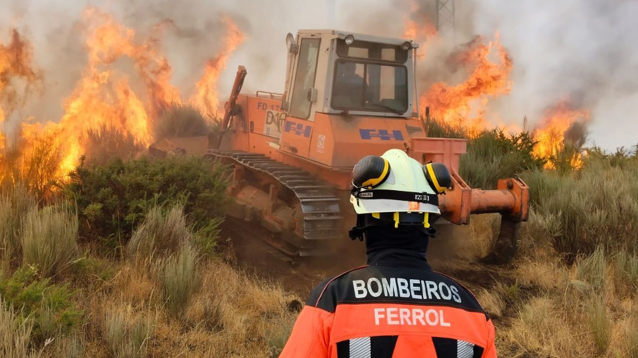 Bomberos de Ferrol e infantes de la Armada, desplegados en los incendios de Ourense