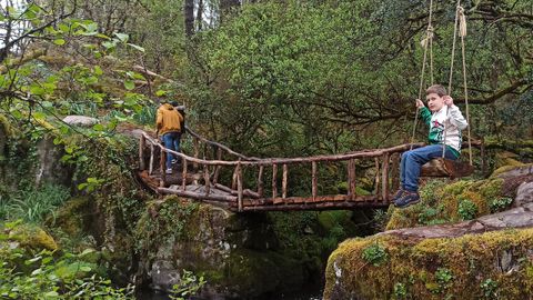 Columpio y puente en el entorno de la fervenza de Frvado, en Mazaricos