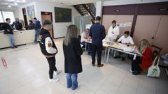 Votantes este domingo en el centro social de Fingoi (Lugo).